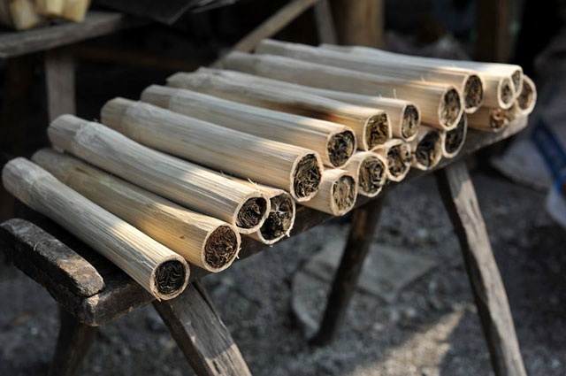 Chợ miền cao, mọi thứ đều là sản vật địa phương nên rất ngon. Ngô luộc thơm, dẻo vì là ngô tươi vừa bẻ từ ruộng lên. Cơm lam nấu từ gạo nương nên rất dẻo và thơm. Ngoài ra còn có rau rừng, mật ong, măng ngâm, thịt lợn mán và rất nhiều đặc sản Tây Bắc để mang về miền xuôi làm quà cho gia đình.