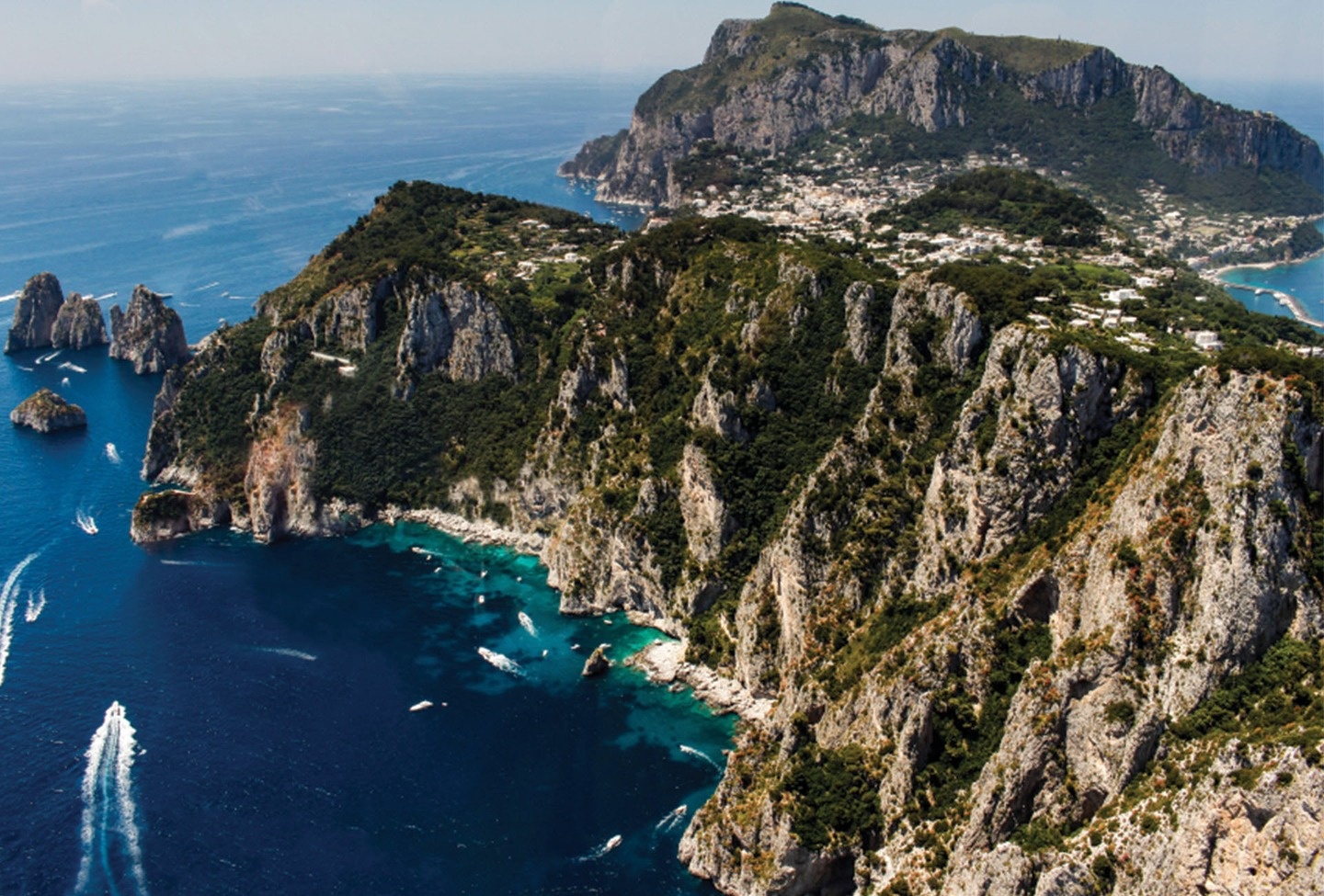 Capri, Italy: Hòn đảo nổi tiếng của Italy được biết tới như một khu nghỉ dưỡng sang trọng, và tất nhiên, tên nó được đặt cho cả nhãn hiệu thời trang nữa … Nhà thiết kế thời trang Sonja de Lennart đã giới thiệu về thiết kế quần Capri từ năm 1948.