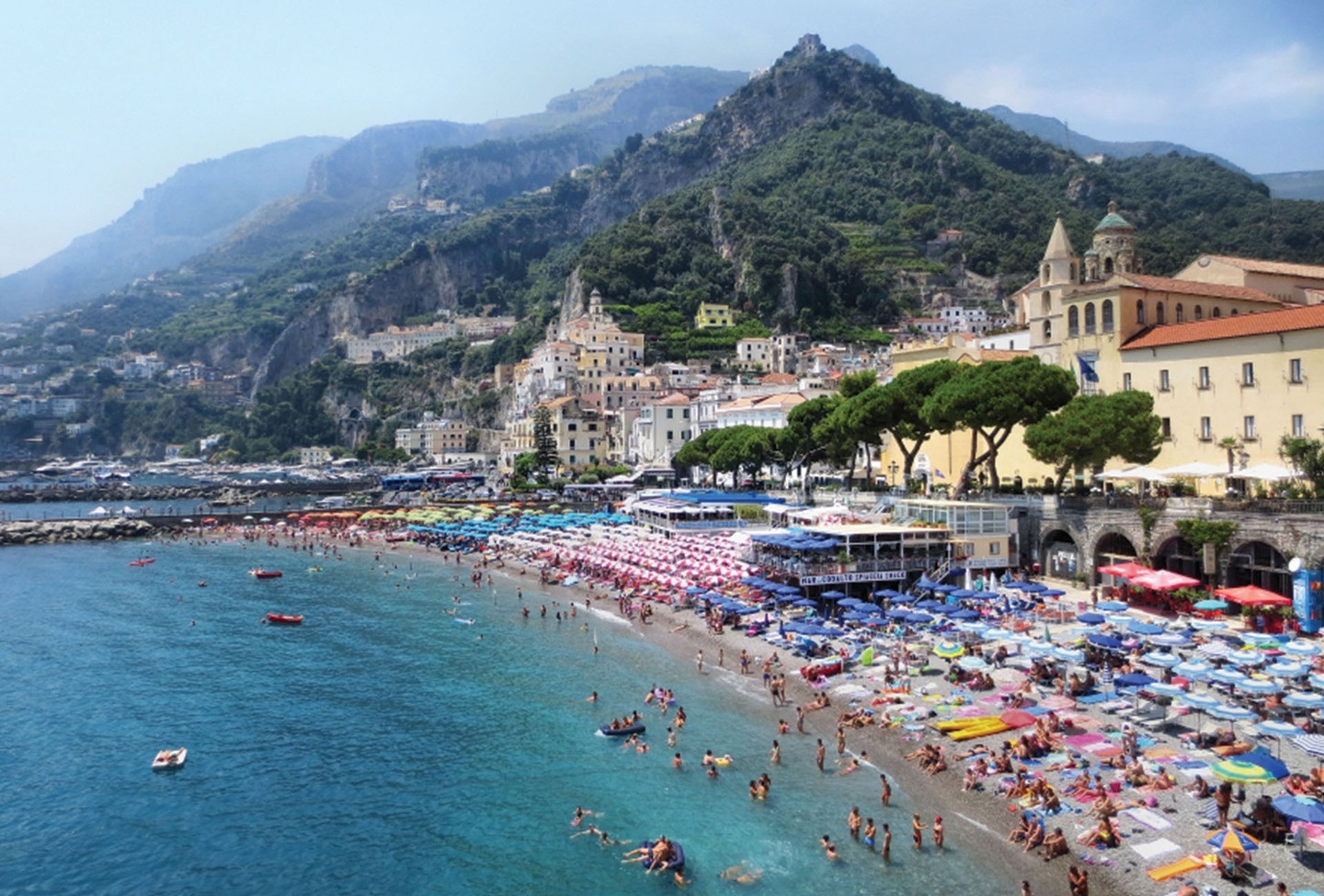 Amalfi, Italy: Thị trấn Amalfi, một thị trấn cổ bên bờ biển Amalfi, nơi có bãi biển tuyệt đẹp có thể khiến bạn “đen cháy” vì mải ngắm nó. 