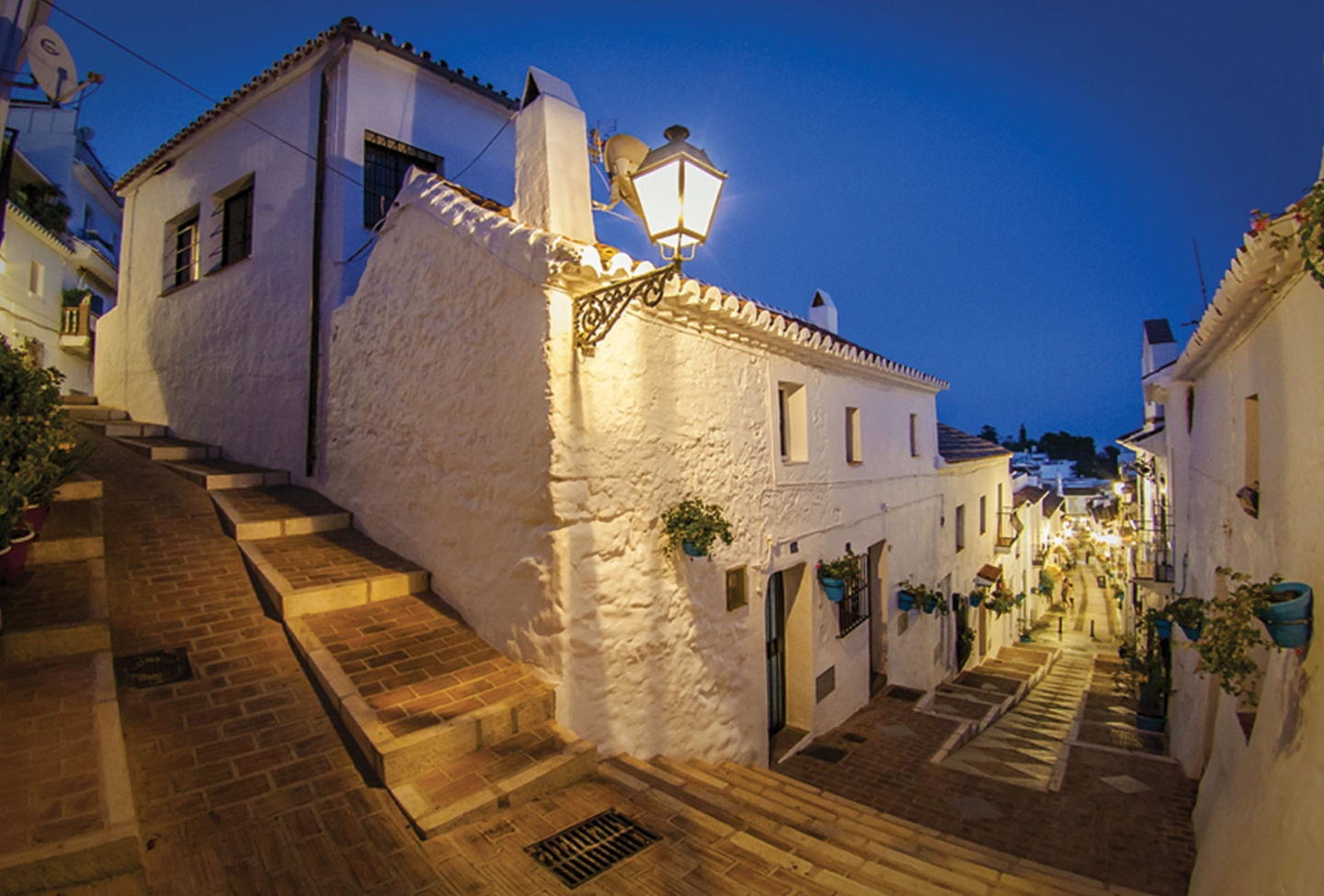 Mijas, Tây Ban Nha: Thị trấn Mijas ở Malaga, phía Đông Nam Tây Ban Nha là nơi có nhiệt độ trung bình khá cao, khiến người dân địa phương lựa chọn tông màu trắng cho các tòa nhà để giải nhiệt.