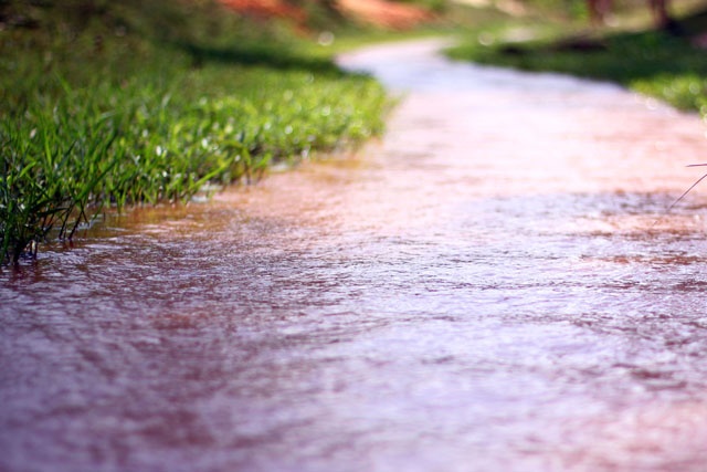 Xa xưa, suối là bức tranh màu với các màu nâu đỏ, vàng, xám, xanh... của đất sét, cát, đá núi, cây cỏ, nước... với dòng chảy quanh năm. Ngày nay suối đã hẹp dần và mùa khô thì gần như cạn nước. Chỉ có mùa mưa (thường vào mùa hè) là có nước, nước thường nhẹ nhàng chảy với mực nước cỡ xâm xấp qua bàn chân. 