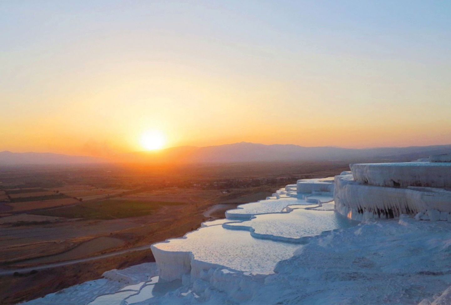 Pamukkale, Thổ Nhĩ Kỳ: Những hồ nhiệt bậc thang Pamukkale là một kỳ quan thiên nhiên, nơi đây cung cấp một tầm nhìn tuyệt đẹp, ngoài ra bạn còn có thể tắm, nghỉ ngơi và thư giãn tại đây.