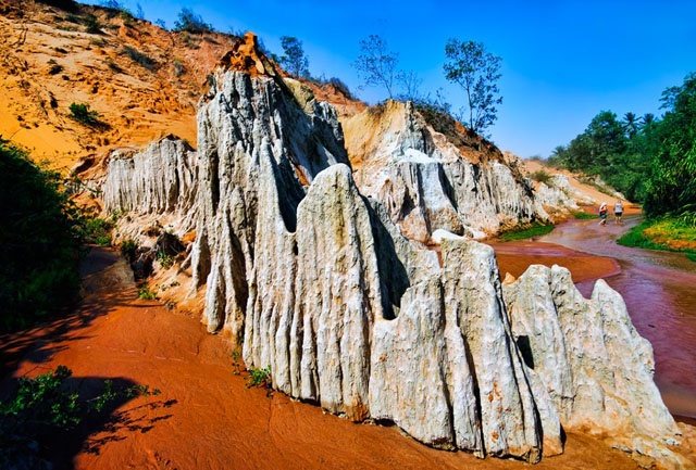 Nếu muốn ngắm cảnh đẹp của suối, bạn phải đi vào khoảng 300m, nơi có một bãi cát với tường nhũ đá. Vào mùa mưa, nước mưa sẽ đưa những vạt đất đỏ từ trên núi và đồi xuống, nhuộm màu cho những nhũ sa, đá cát bị thiên nhiên xói mòn - tạo nên những vệt sắc màu theo các rãnh nhỏ từ trên xuống dưới. Nếu may mắn đi vào ngày đẹp trời sau một cơn mưa, bạn có thể chiêm ngưỡng những vạt nhũ sa có màu đẹp đỏ cam, in lên trời xanh và dòng nước chảy bên dưới.