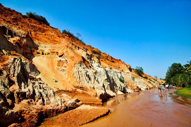 Khi lội suối, bạn nên đi sandal bằng nhựa trong hoặc giày dép cao su dành cho đi mưa (dép râu...), chứ không đi chân trần, giày dép đế cao, loại dễ thấm nước... Vì để chân trần thì dễ bị vấp những rễ cây, rác còn giày dép loại kia sẽ khó giặt, khó khô do bị ngấm nước pha đất sét lẫn cát.