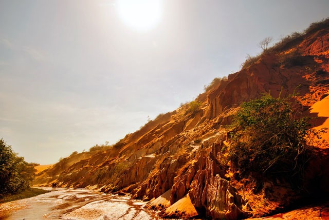 Lội dưới suối, cảm giác mát lạnh khi lòng bàn chân dò từng bước nhẹ trong dòng nước pha cát trắng rất thú vị. Sau khi đi qua bãi cát với tường nhũ đá, suối Hồng mới có lại vẻ đẹp của một dòng chảy nước trong xanh, có khúc pha màu ánh cam, ánh đỏ nâu.