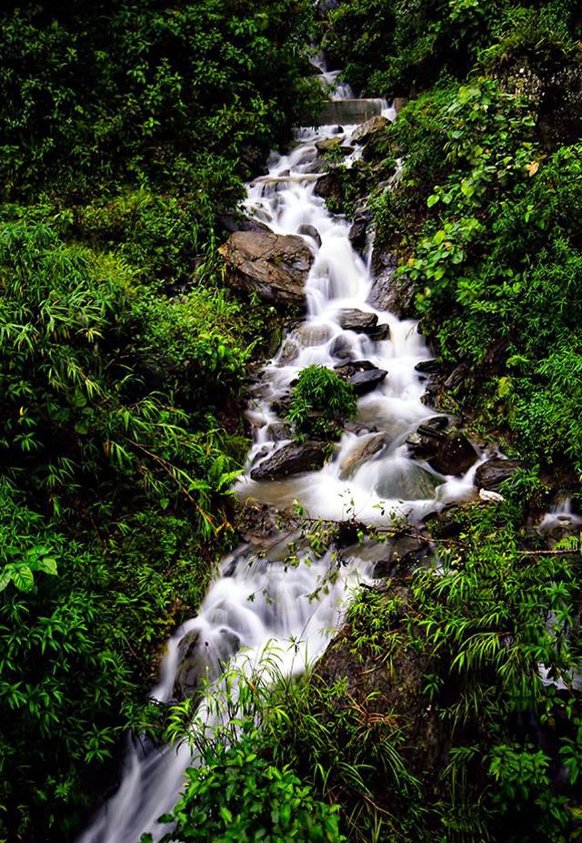 Nếu kiên nhẫn đi nữa, ngược dòng nước chảy để đi về tới thượng nguồn suối Tiên, bạn sẽ bắt gặp một con thác nhỏ. Sau khi ngắm thác, bạn có thể quay lại theo về bằng đường cũ, hoặc tiếp tục đi và khám phá những con đường cát dọc theo triền núi (toàn bộ suối Hồng dài 4km).