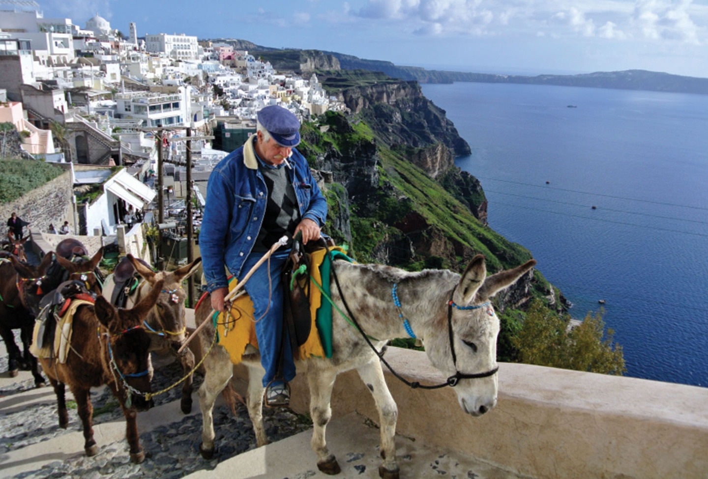 Fira, Hy Lạp: Thủ phủ của Santorini có tên gọi được đặt theo tên một hòn đảo. Fira tự hào có một tầm nhìn bao quát toàn cảnh khu vực xung quanh.