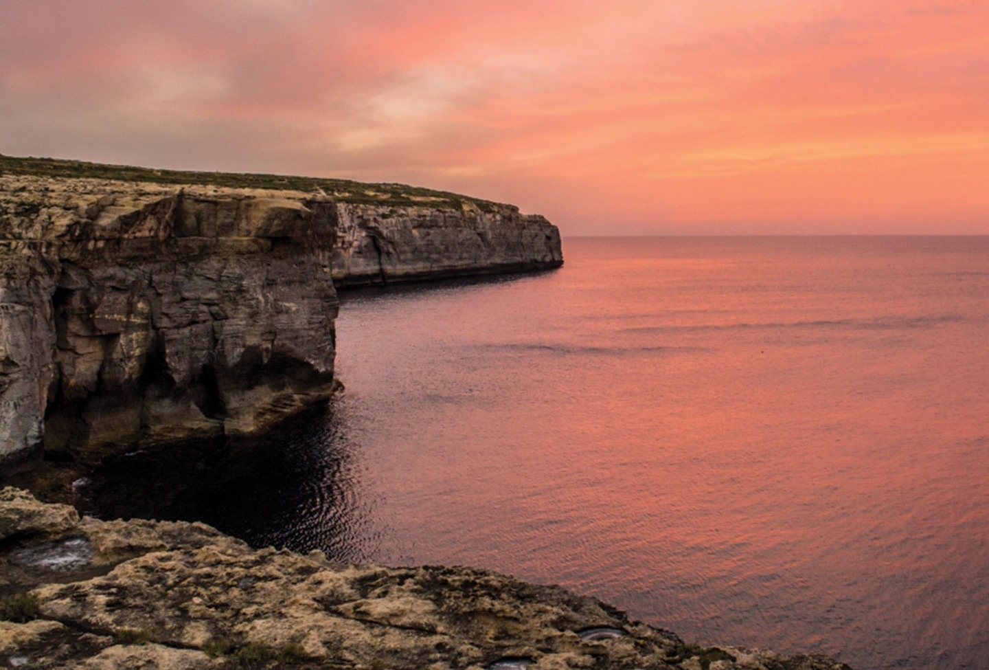 Gozo, Malta: Cảnh hoàng hôn làm cho các vách đá ở Wied il-Għasri, nằm bên bờ biển Bắc của Gozo, thậm chí nhìn còn đẹp hơn bình thường.