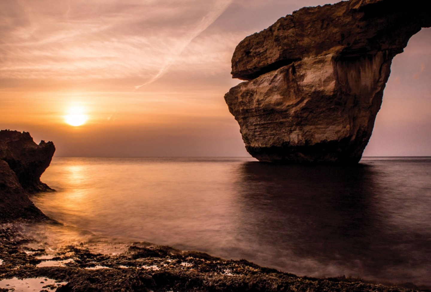 Gozo, Malta: Gozo vốn là một hòn đảo nhỏ, với một số lượng lớn các nhà thờ. Mặc dù Malta được biết đến như là một điểm đến lý tưởng, nhưng bạn hoàn toàn có thể chiêm ngưỡng vùng biển Wied il-Għasri ở Gozo mà không có sự làm phiền của đám đông.