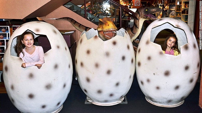 Bảo tàng Khủng long Quốc Gia, Canberra, Australia: Theo bạn cái gì xuất hiện đầu tiên, trứng hay là khủng long? Bảo tàng Quốc gia ở Canberra nơi có khu vườn trưng bày những hóa thạch tiền sử lớn nhất của Australia, các tác phẩm điêu khắc, hay những robot khủng long giống như trong bộ phim Công viên Khủng long của Spielberg. Các sự kiện học tập cho trẻ em, khai quật các hóa thạch, hay các tour du lịch đã thu hút 200.000 lượt người tham quan một năm, biến nơi đây thành một trong những điểm đến thu hút nhất trong khu vực.