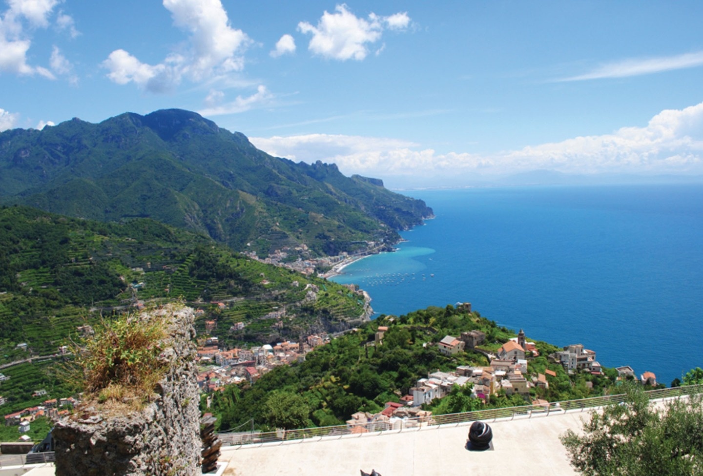 Ravello, nằm trên bờ biển Amalfi, Italy.
