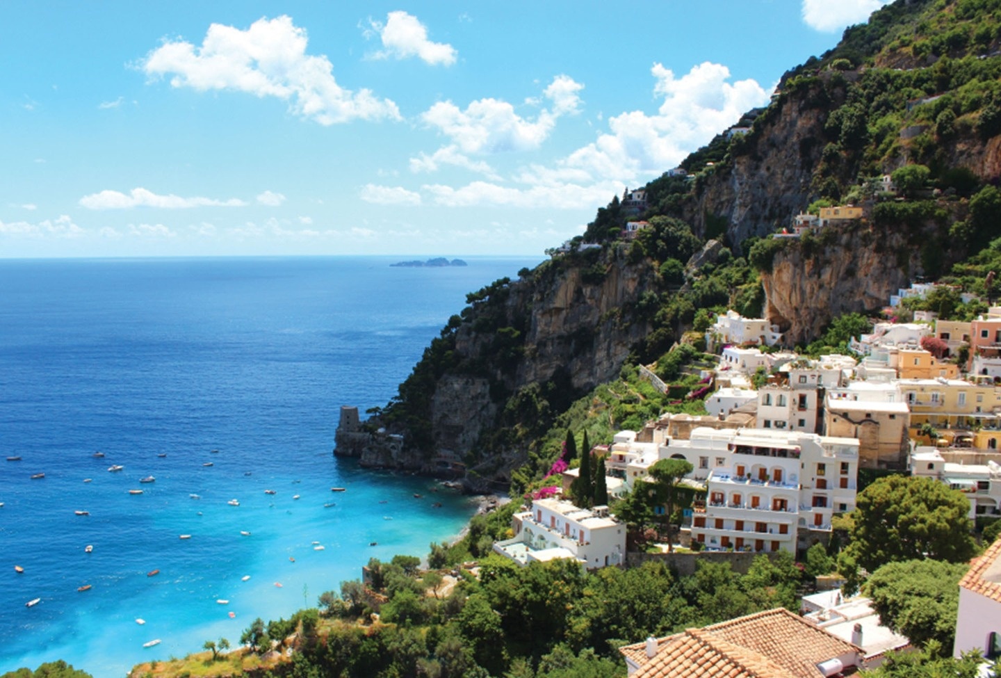 Positano, Italy: Đây cũng là một thị trấn trên bờ biển Amalfi của Italy, tại đây có dịch vụ cho thuê biệt thự nghỉ dưỡng, đáp ứng cho du khách để có một kỳ nghỉ hoàn hảo.