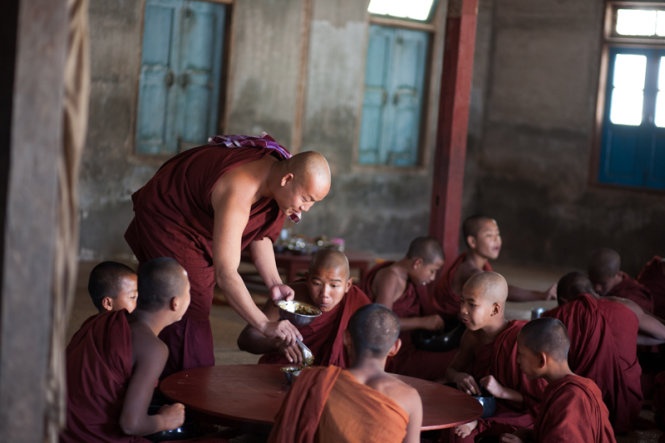 Giờ ăn trong yên lặng ở tu viện, thức ăn được mang đến chia cho từng bàn. Ảnh: Thủy Trần.