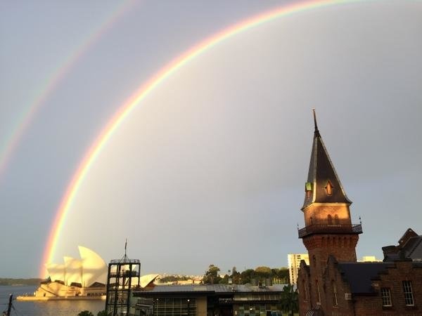 CNN ngày 18-6 mô tả cầu vồng đôi khiến cho thành phố nằm trong Top đẹp nhất thế giới này đẹp hơn bội phần, với các bãi biển, bến cảng và đường chân trời thành phố như