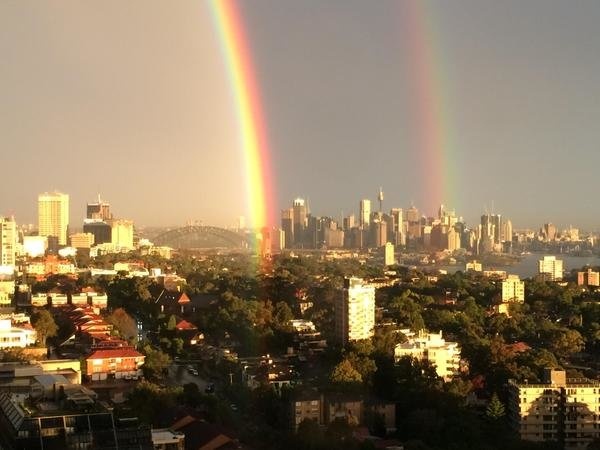 Trên Twitter, Instagram... người dân và du khách đua nhau đăng tải hình ảnh cầu vồng đôi cùng những lời tán thưởng vẻ đẹp kỳ ảo của hiện tượng này. Có người thì chỉ đăng hình kèm mấy chữ