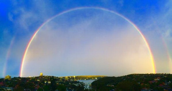 Cầu vồng là hiện tượng tự nhiên, xuất hiện do hiện tượng tán sắc của ánh sáng Mặt trời khi khúc xạ và phản xạ qua các giọt nước mưa. Cầu vồng đôi xảy ra khi các tia sáng bị khúc xạ hai lần, và không phải ai cũng có cơ may chứng kiến hiện tượng này.