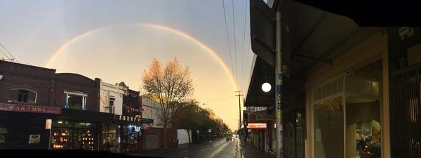 Ảnh cầu vồng đôi ở Sydney chiều 17-6 được chia sẻ trên Twitter.