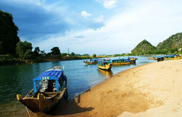 Bến thuyền đưa khách tham quan sông Son.