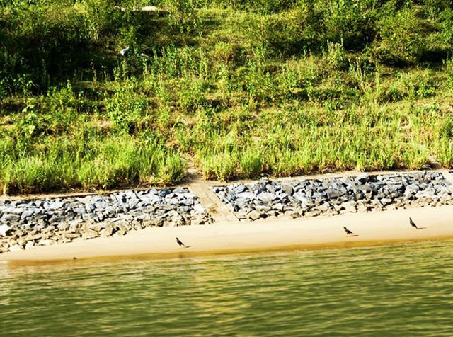 Hiện tại sông Son vẫn được nhiều du khách đánh giá là một dòng sông đẹp, còn nguyên sơ, chưa bị con người tàn phá cảnh quan. Quảng Bình mùa hè thời tiết rất nóng và nắng, nên thời điểm này đi thuyền trên sông Son, bạn sẽ thấy trời nước xanh ngắt một màu rất đẹp.