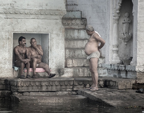 Những người đàn ông thoải mái tắm trên dòng sông Hằng linh thiêng.