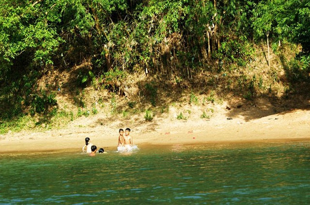 Sông Son mùa hè, trời nước xanh ngắt một màu rất đẹp.