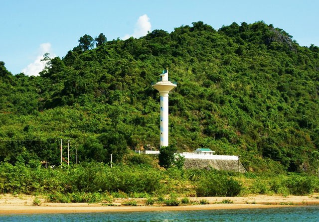 Nếu đi tự túc, bạn có thể thuê thuyền nhỏ của người dân địa phương để di dạo ngắm vẻ đẹp nguyên sơ đôi bờ và thưởng thức những món dân dã từ hàng quán nơi đây.