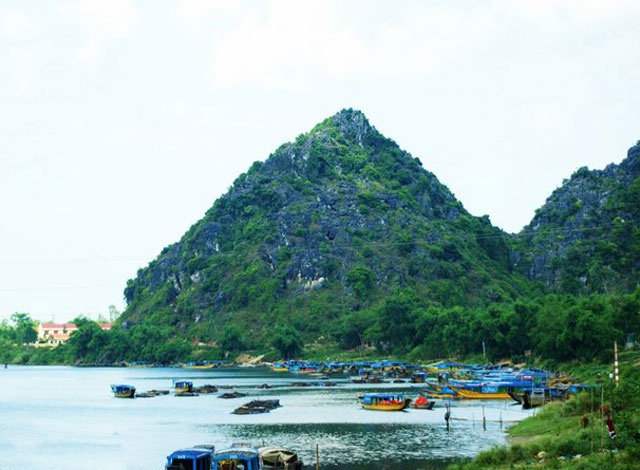 Lưu ý là đoạn gần bến thuyền là nơi tập trung nhiều dịch vụ, nhưng càng vào sâu thì nhà cửa thưa dần. Vì vậy dù bơi giỏi, bạn cũng nên để người địa phương điều khiển thuyền, do dưới lòng sông tưởng như phẳng lặng là những bãi đá ngầm của dãy núi đá vôi Kẻ Bàng với những vực xoáy nguy hiểm.