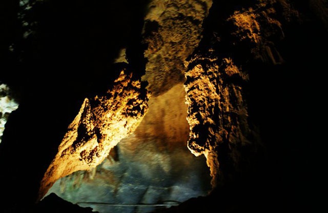 Theo khảo sát của những nhà thám hiểm hang động, Phong Nha có chiều dài khảo sát được gần 8km, chủ yếu với sông ngầm (được xếp vào danh sách hang động có sông ngầm dài nhất thế giới), nhưng các tour du lịch thông thường chỉ đi vào khoảng hơn 1km. Ở đây, bạn vẫn ngồi thuyền để bắt đầu “trôi” vào động Phong Nha. Bên cạnh ngắm những nhũ đá tuyệt đẹp, khi thuyền vào động bạn sẽ có cảm nhận về làn không khí trong lành và mát mẻ (nhiệt độ trung bình trong động chỉ khoảng 17-19 độ C). Điều thú vị là càng vào sâu ánh sáng càng nhạt dần rồi mất hẳn.