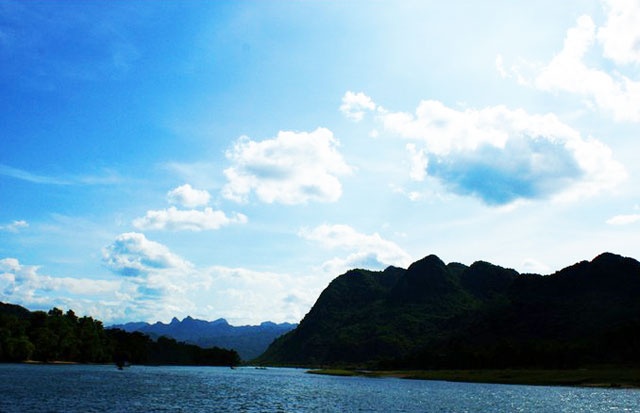 Những lưu ý khi tham quan hang động: Thời tiết Quảng Bình chia hai mùa rõ rệt: Mùa mưa (từ tháng 9 đến tháng 3, thời gian mưa tập trung vào các tháng 9, 10 và 11) và mùa khô (từ tháng 4 đến tháng 8). Mùa mưa, nếu trùng với bão thì nước sông Son dâng cao sẽ che khuất cửa hang, thuyền du lịch không vào đây được nên bạn không thể tham quan động Phong Nha (là hang động nước). Còn vào những ngày không bị ảnh hưởng của mưa bão, lũ lụt, động Phong Nha và các hang động khác vẫn hoạt động đón tiếp du khách.