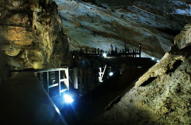 Mùa khô là thời điểm thuận lợi nhất để tham quan hang động. Thời gian này, nhiệt độ bên ngoài không quá nóng và nhiệt độ trong các hang rất mát mẻ. Để có thể cảm nhận hết vẻ đẹp của hang cũng như bảo đảm sức khỏe, một ngày bạn nên tham quan hai hang là vừa đủ. Những hang khác (hang Tối, động Tiên Sơn, hang Thủy Cung…) tuy rất đẹp nhưng đi hết bạn sẽ rất mệt. Hơn nữa chi phí cho giá vé tổng cộng cũng sẽ khá cao. Nếu bạn đi tự túc theo kiểu khám phá thì ít nhất trong nhóm nên có người từng là cư dân địa phương, hay từng đến hang động để có thể di chuyển an toàn và sắp xếp thời gian tham quan hợp lý.