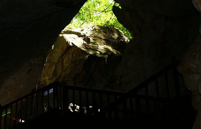 Còn bây giờ thì dễ hơn rất nhiều, có xe đưa đến chân đồi, từ đó leo thêm 522 bậc thang để vào cửa động. Nếu không thích đi xe, bạn có thể đi bộ, nhưng sẽ là thử thách với độ dài 2km, bù lại bạn sẽ được tận hưởng không khí trong lành với cây xanh, chim hót.