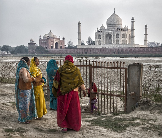 Chiêm ngưỡng đền Taj Mahal từ phía bên kia sông Yamuna.