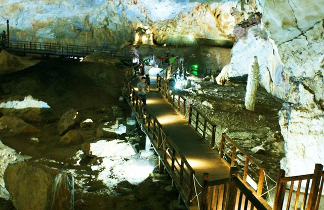 Lên đồi, cửa hang khá nhỏ (vừa một người lớn đi lọt), nhưng nhờ thế, nhiệt độ bên trong hang Thiên Đường luôn chênh lệch so với bên ngoài khoảng 16 độ C. Phần lớn đất nền trong hang động là đất dẻo, khá bằng phẳng nên thuận tiện cho việc tham quan và thám hiểm. Tuy nhiên, để bảo vệ các nhũ đã, khách tham quan sẽ đi trên một cầu gỗ có tay vịnh.