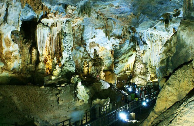 Sau khi vào, động Thiên Đường đón chào khách tham quan bằng một làn không khí mát lạnh. Khắp nơi trong vòm hang là những khối đá, thạch nhũ khổng lồ muôn hình vạn trạng lấp lánh trong ánh đèn. Để tham quan thuần túy thì chỉ cần đi bộ khám phá hơn 1km lòng hang, hoặc bạn có thể đi và khám phá thêm 6km nữa (giá tiền cao hơn), đoạn đường này sẽ rất hấp dẫn với những ai thích mạo hiểm.