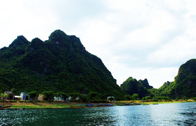 Đi thuyền sông Son: Sau khi ăn trưa ở nhà hàng trong khu vực gần đó (hoặc ở bến thuyền Xuân Sơn), bạn chuẩn bị xuống thuyền, đi theo dòng sông Son để bắt đầu tham quan động Phong Nha. Người dân địa phương gọi sông này là sông Tróc. Từ khi động Phong Nha được đưa vào khai thác du lịch, dòng sông trở nên nổi tiếng vì trở thành lối thủy vào động Phong Nha.