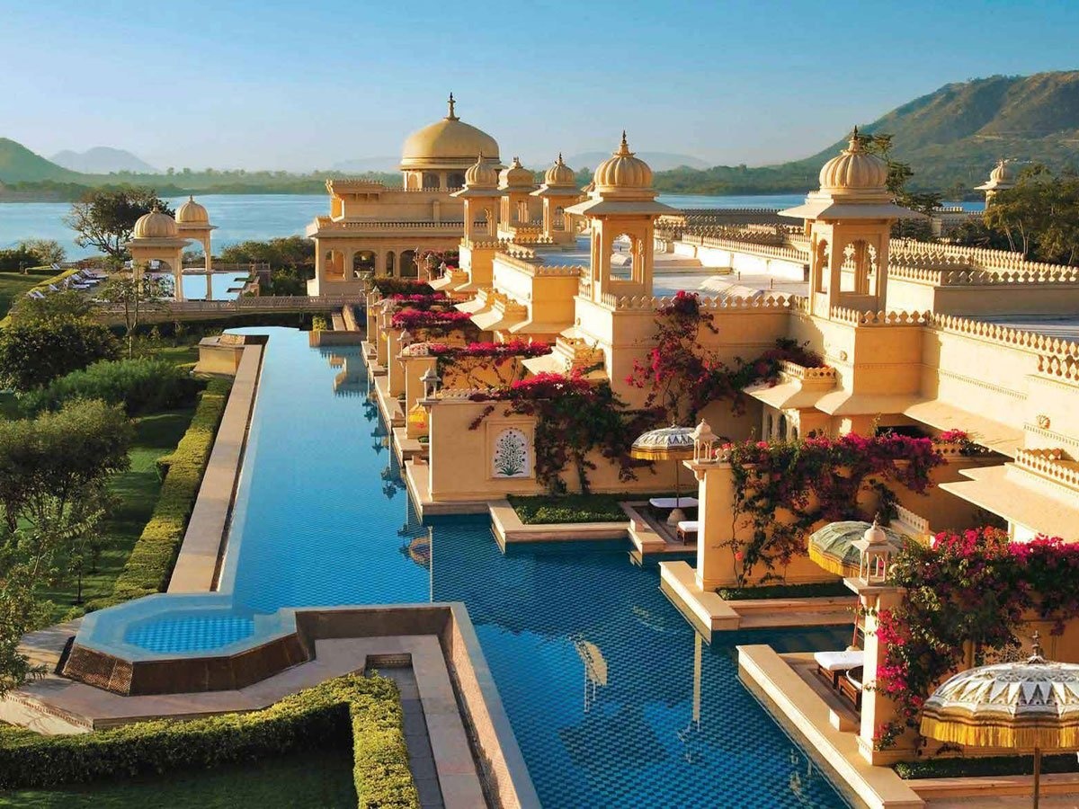 The Oberoi Udaivilas, Udaipur, Ấn Độ: Hồ bơi rất rộng rãi và thoáng đãng, du khách có thể bơi trực tiếp từ phòng riêng của họ ra bể bơi chính ở bên ngoài.
