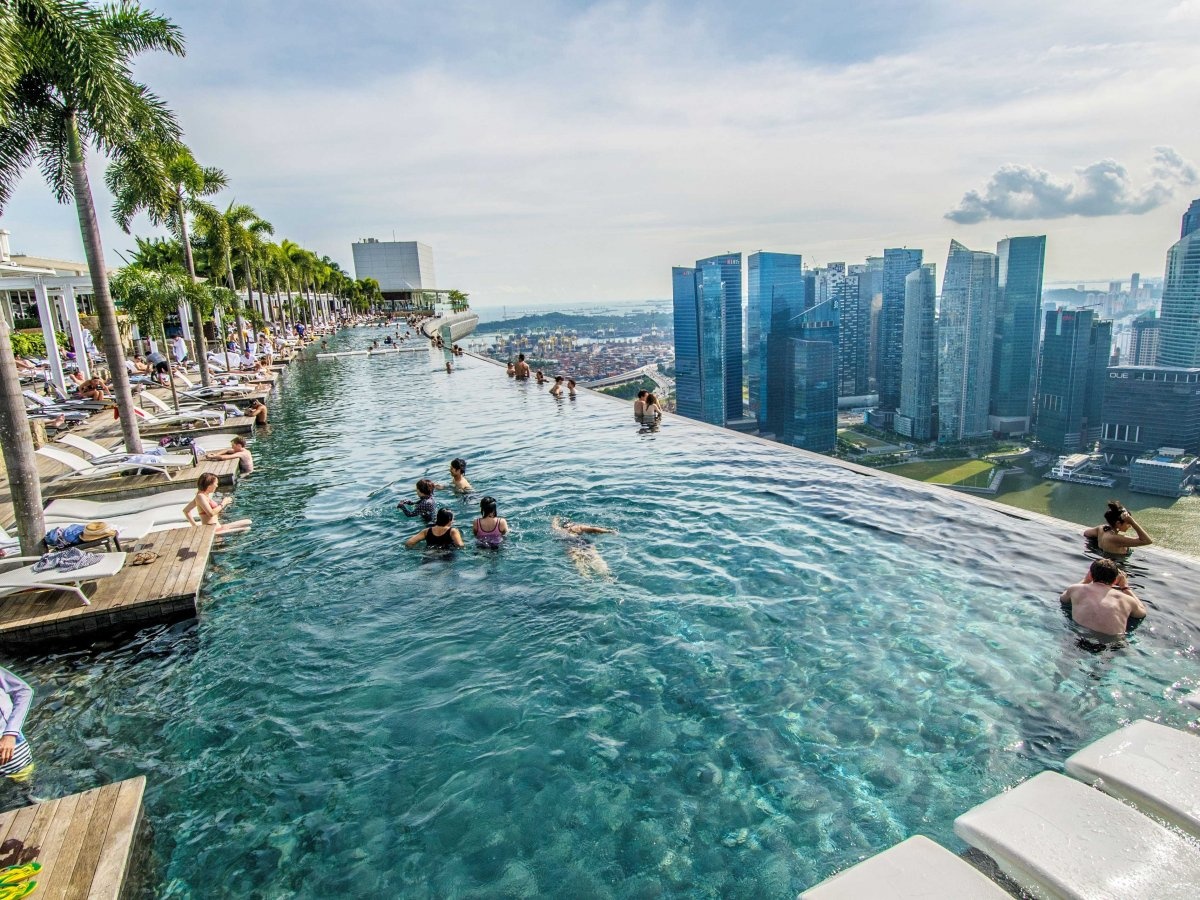 Hồ bơi trên sân thượng Marina Bay Sands Hotel, Singapore: Đây là một trong những hồ bơi có quang cảnh đường chân trời ấn tượng nhất thế giới.