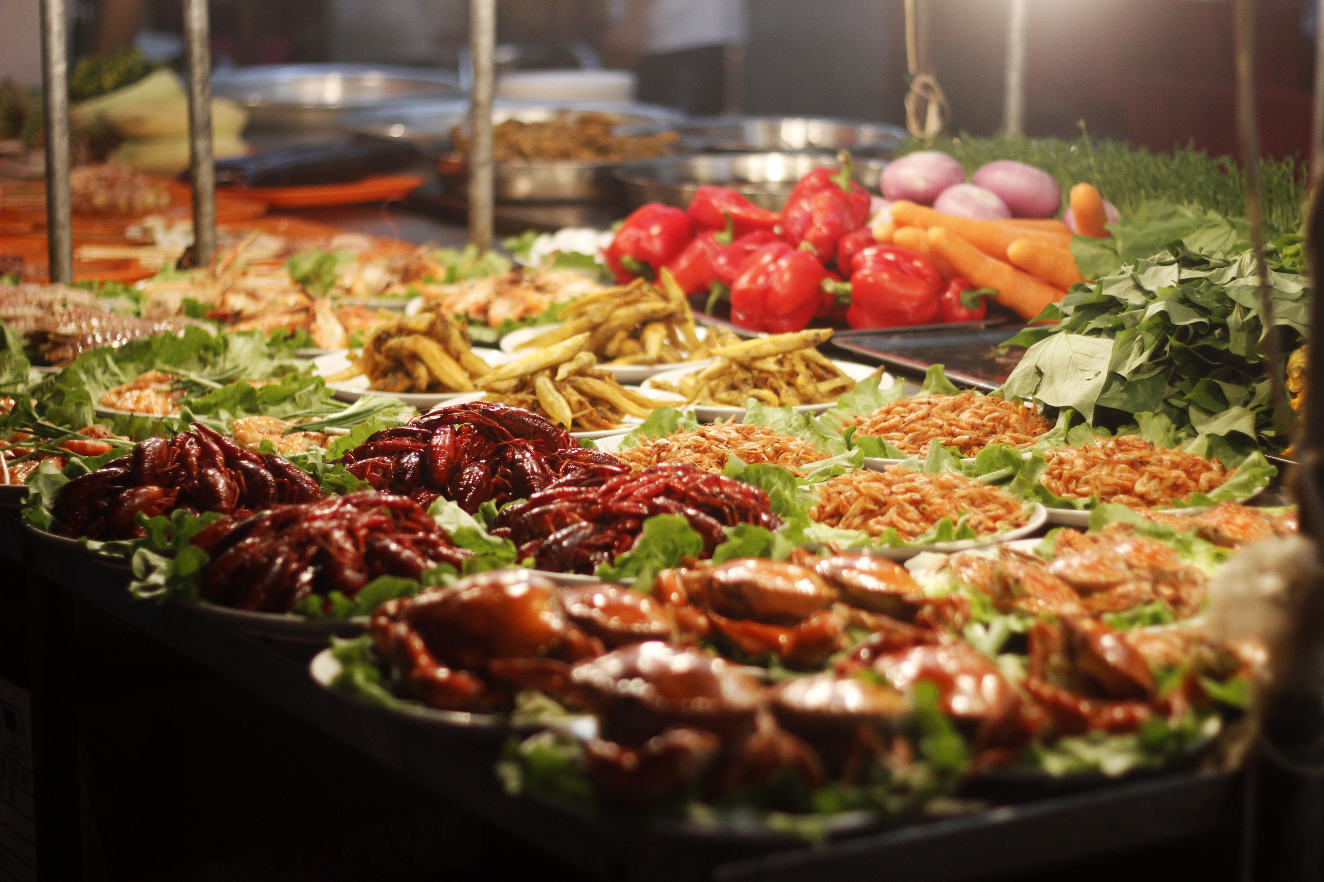 Đồ ăn Trung Quốc cực kì chú trọng đến màu sắc và mùi vị.  Những màu kích thích vị giác như đỏ, vàng, cam rất được yêu thích.