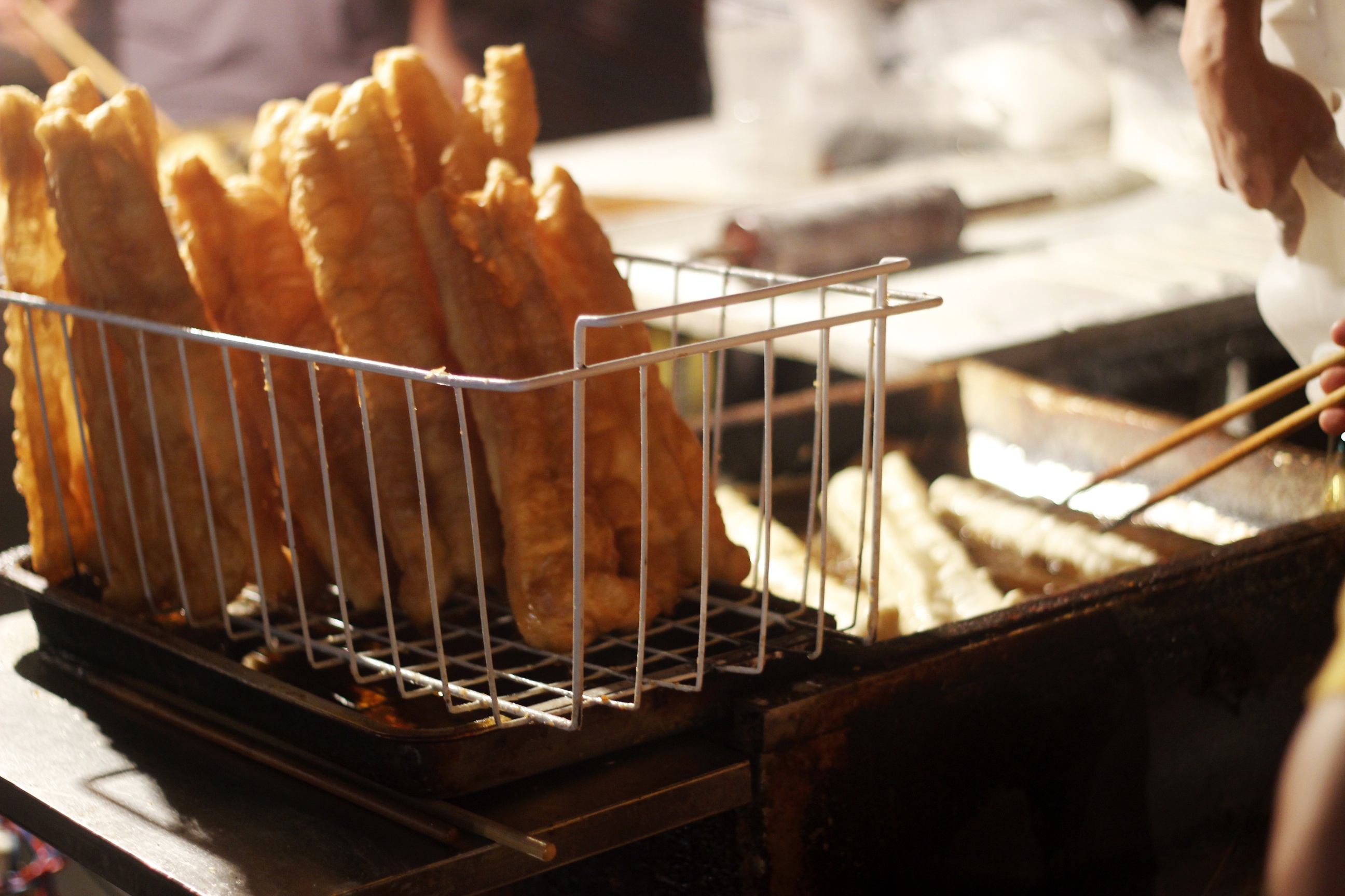 Đừng quên thử món quẩy nóng chấm sữa đậu nành, bữa sáng quen thuộc của người Trung Quốc.