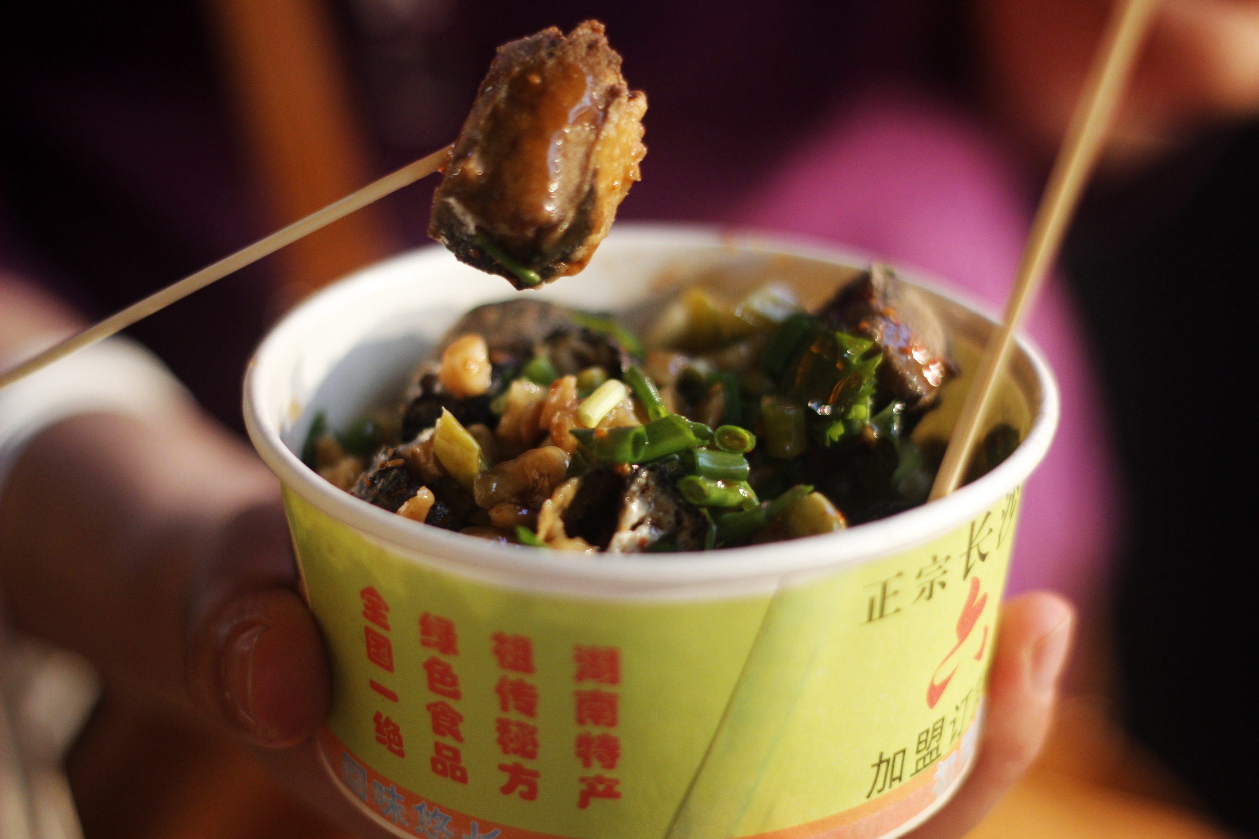 Hay món đậu phụ thối trứ danh. Nhưng giống như sầu riêng, không phải ai cũng cảm nhận được vị ngon của món ăn này từ lần đầu tiên.