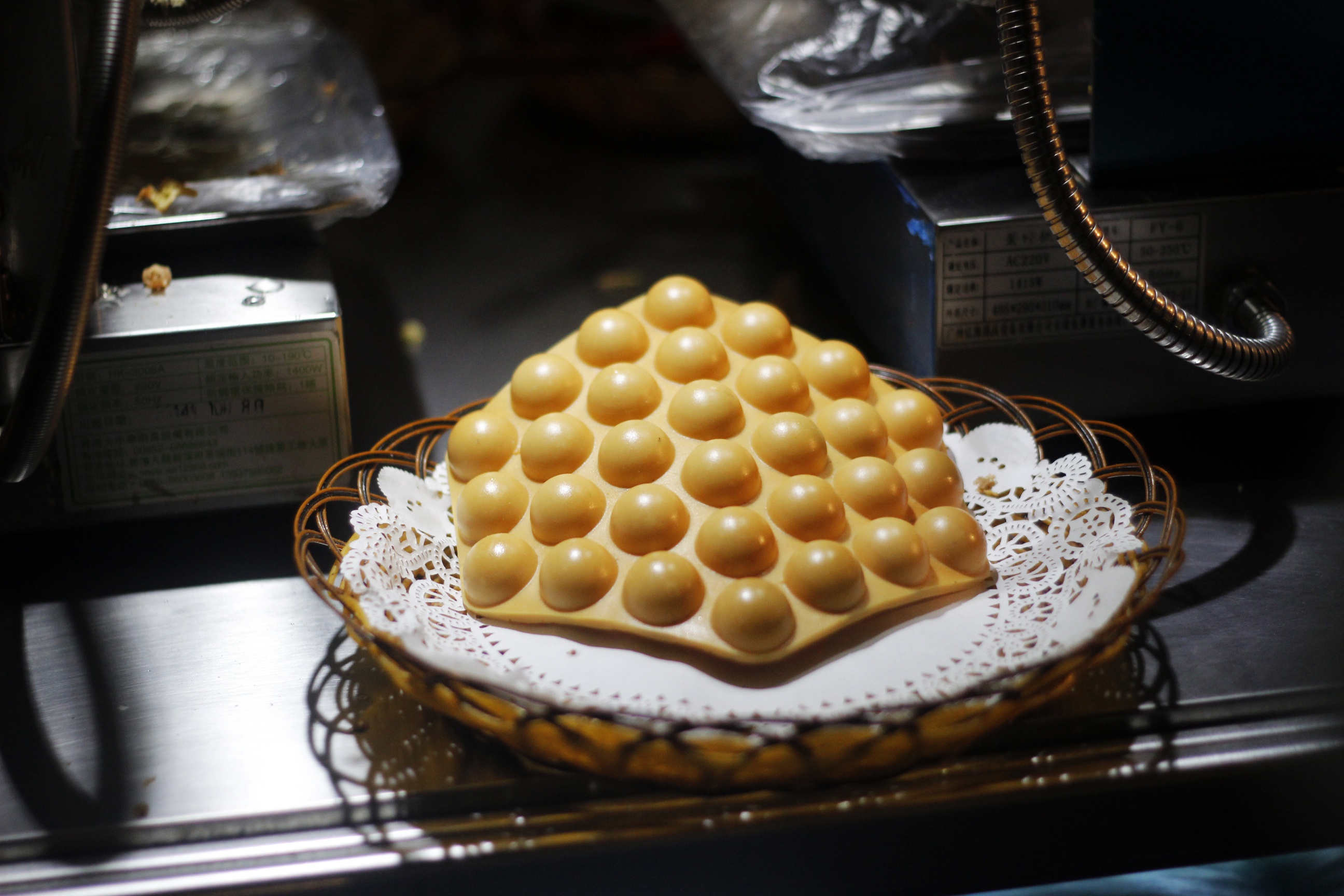 Bánh trứng gà non vàng ươm, thơm ngậy.