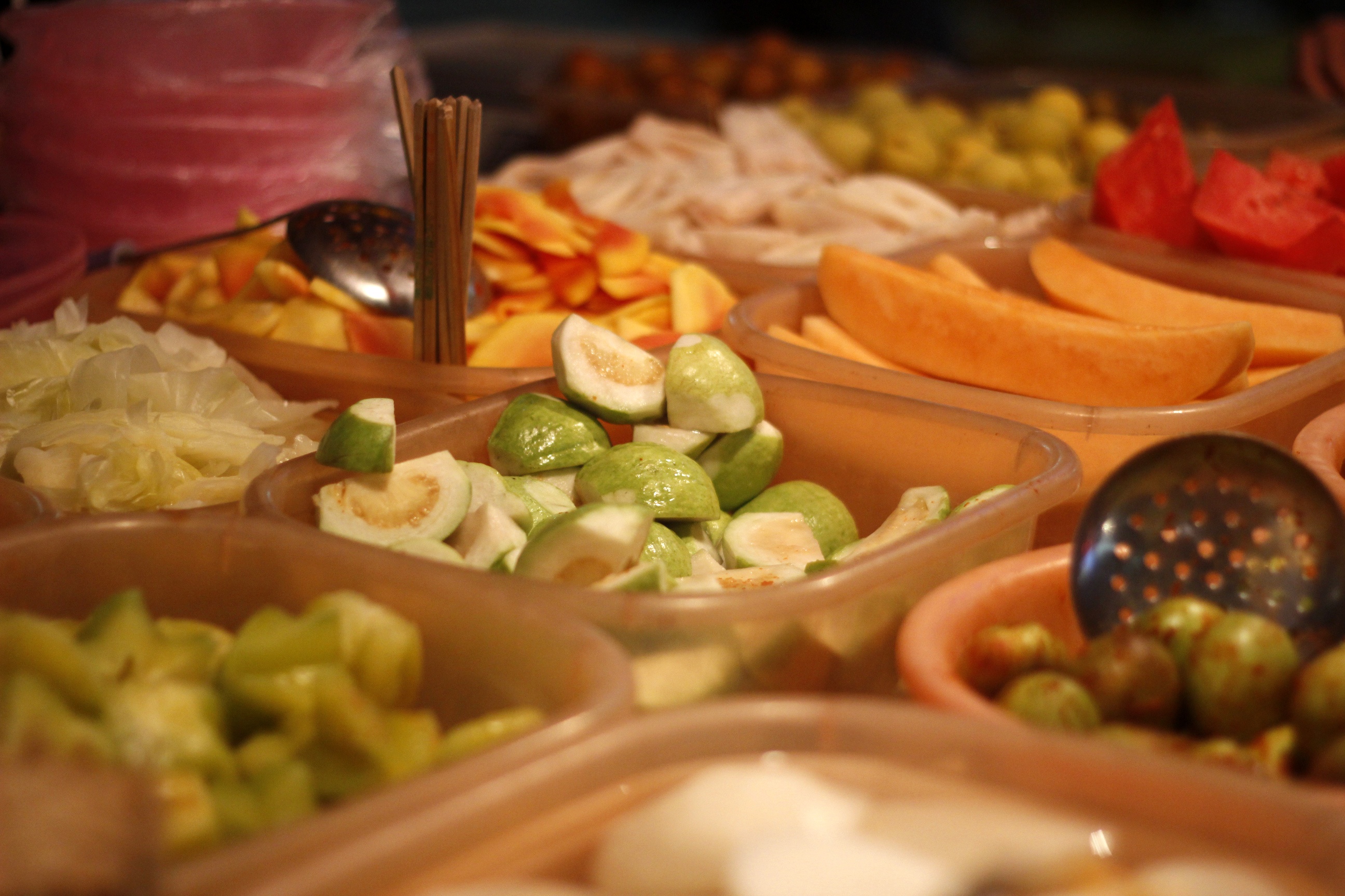 Nên chọn thêm một phần hoa quả dầm để ăn kèm với thịt nướng.