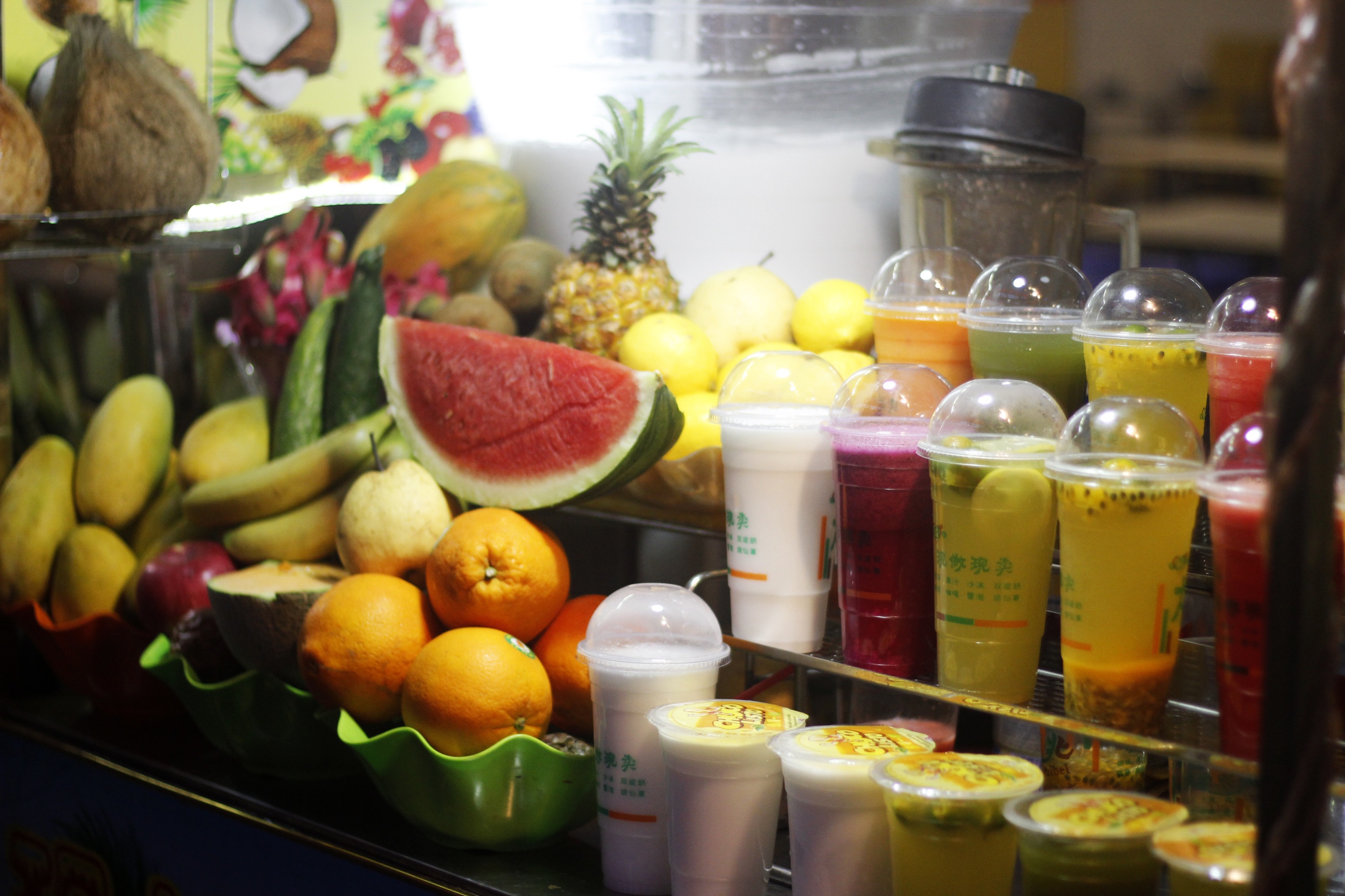 Nước hoa quả rất được ưa chuộng. Chủ quán sẽ gợi ý cho bạn một vài loại trái cây xay cùng với nhau.