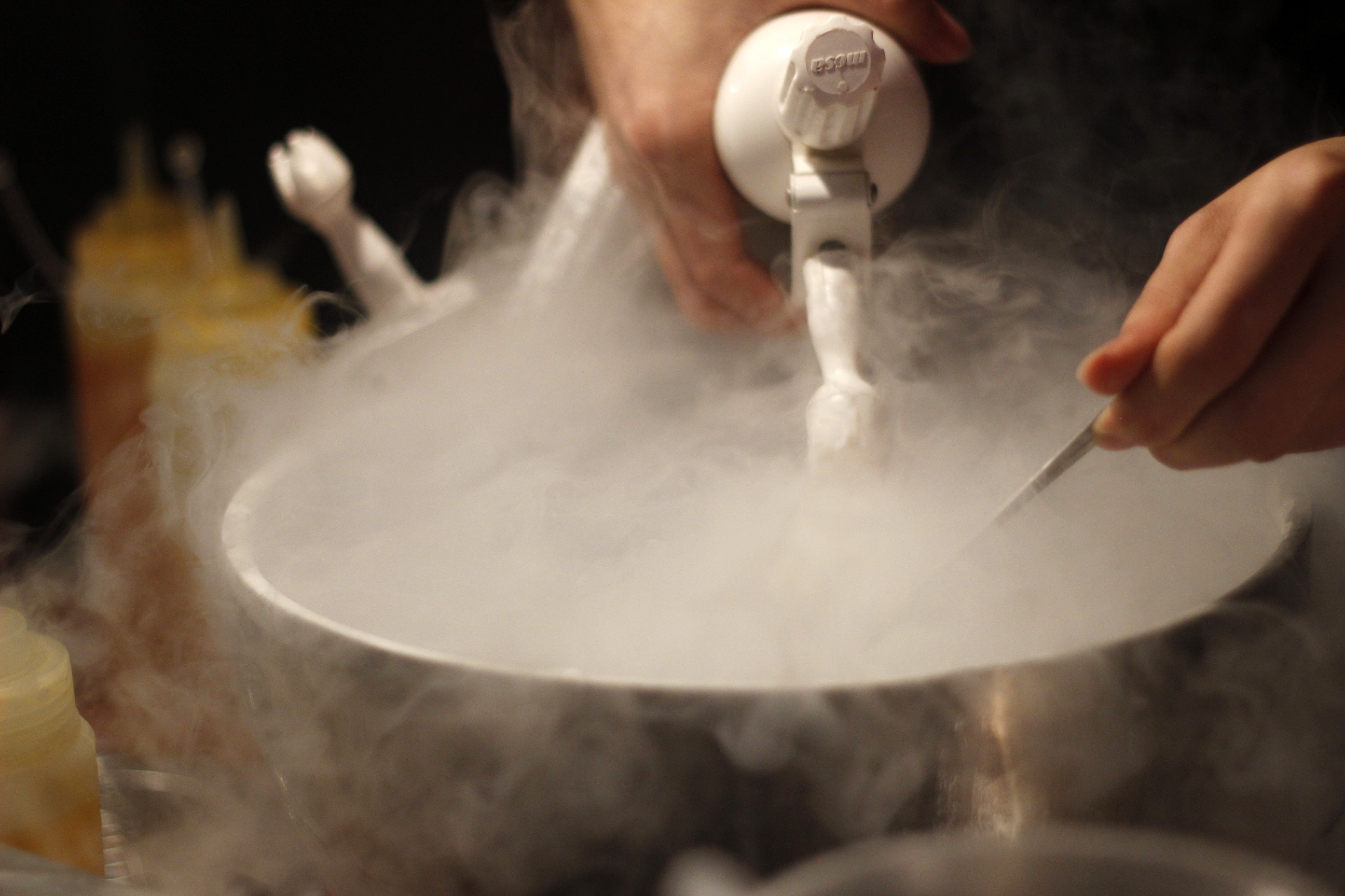 Món kem khô độc đáo được tạo thành bằng cách đông lạnh một hỗn hợp mà nguyên liệu chủ yếu là sữa trong môi trường nitơ lạnh đến âm 218 độ C.