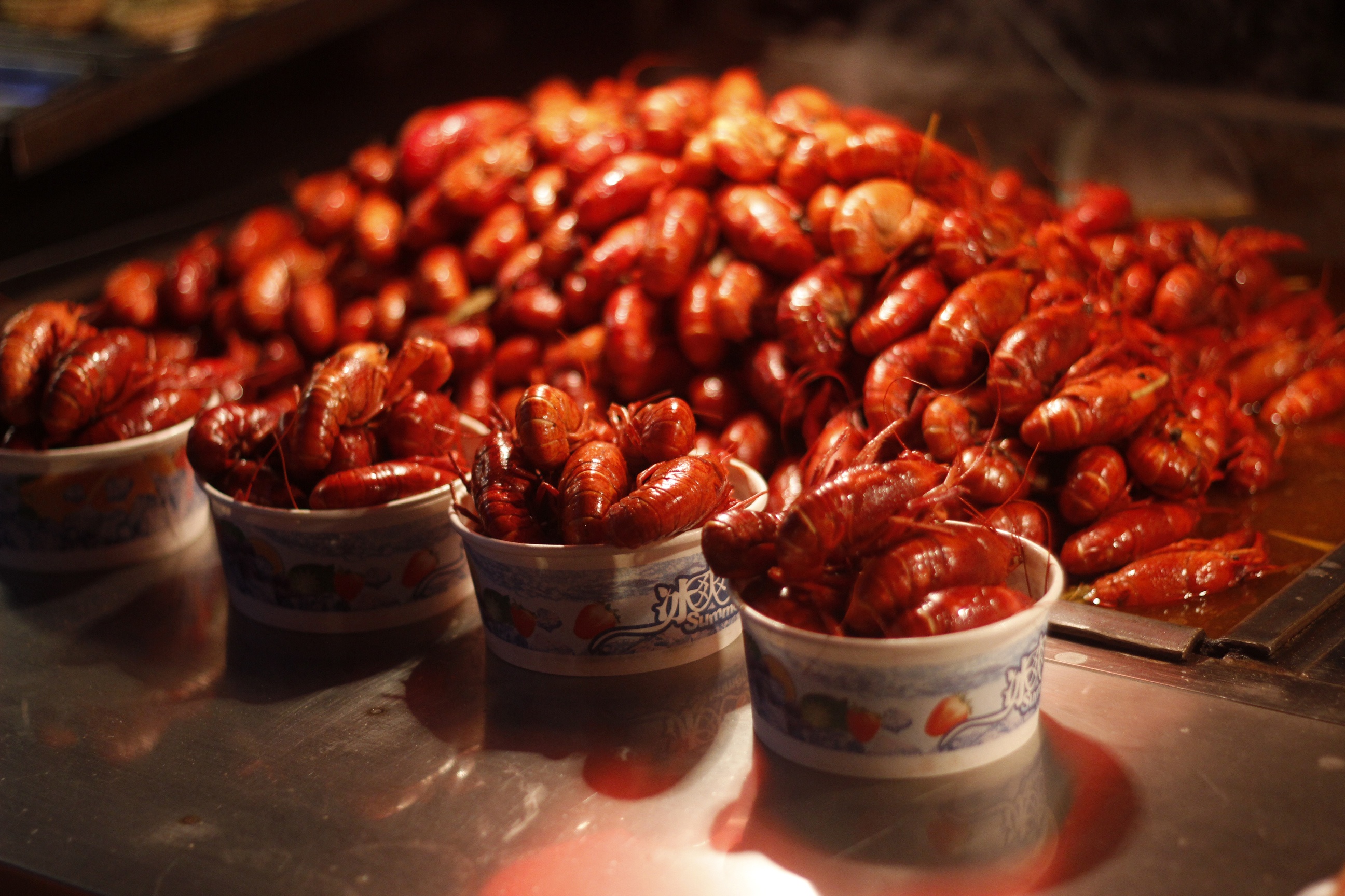 Tôm hùm đất đỏ au khiến thực khách ứa nước miếng.