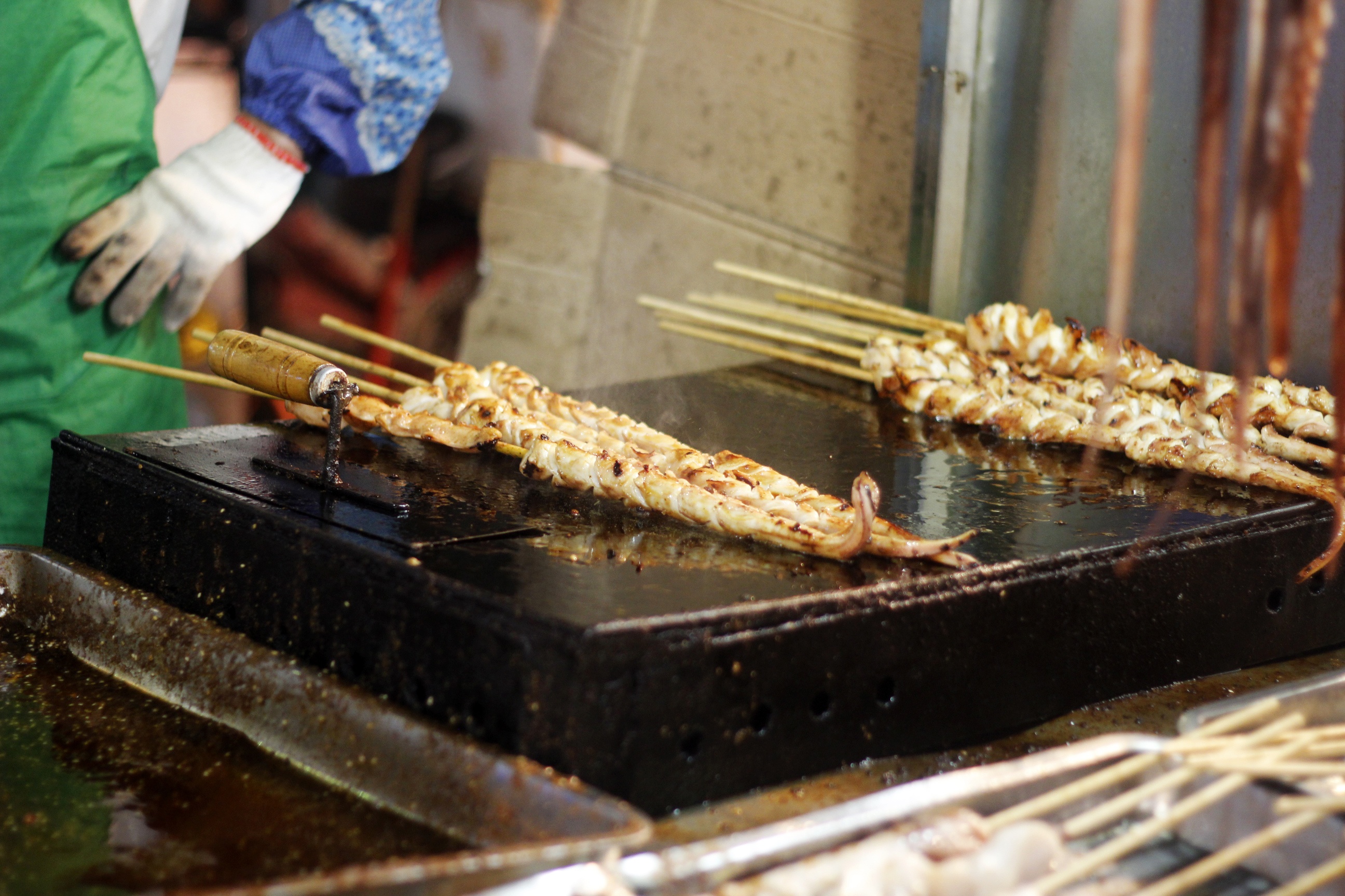 Xúc tu bạch tuộc nướng cay nồng vị sa tế.