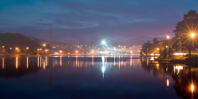 Bên cạnh mây, Đà Lạt cũng thu hút nhiều người mê nhiếp ảnh tìm đến săn sương. Những du khách này thường đi từ mờ sáng, nhắm hướng lên đồi, chọn các điểm cao để tìm những khoảnh khắc trong mùa sương giăng.