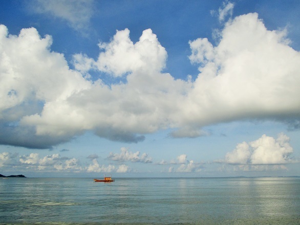 Không gian mãn nhãn của biển biếc quyện với những đám mây trắng ngần dần hiện lên thu phục lòng người. Mọi căng thẳng dường như được xua tan hết khi bạn tiến gần hơn tới biển. 