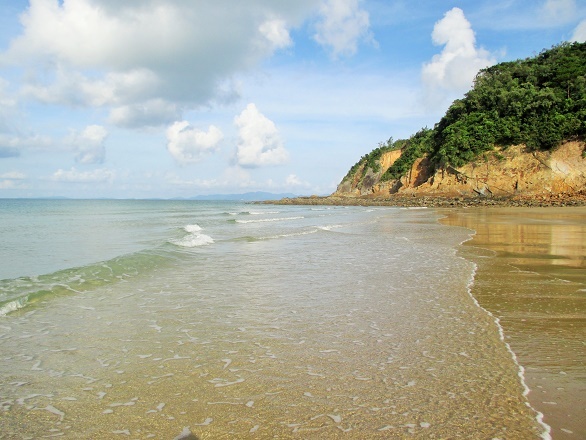 Phía bên này dãy núi là bãi Tình yêu vắng lặng, êm đềm còn phía bên kia dãy núi là một dấu chấm hỏi mà chắc hẳn không phải ai cũng đã có cơ hội khám phá. 