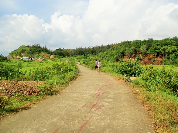 Và nếu đi theo một con đường khác, bạn có thể tới được phía bên kia của dãy núi để khám phá một món quà đầy bí ẩn mà chỉ riêng Cô Tô được thiên nhiên ban tặng.